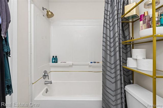 7736 Lake Ridge Drive, Waterford, MI 48327