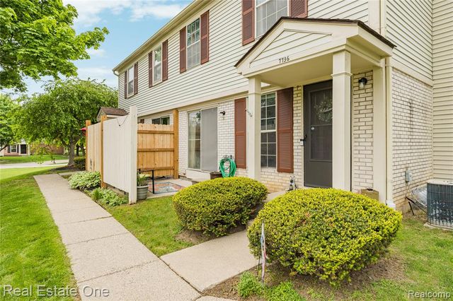7736 Lake Ridge Drive, Waterford, MI 48327