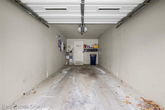 7736 Lake Ridge Drive, Waterford, MI 48327