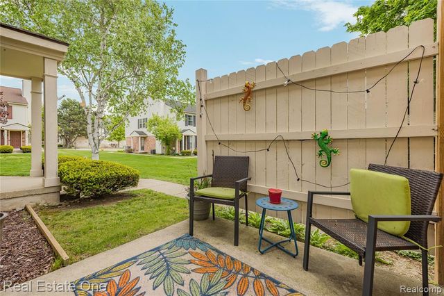 7736 Lake Ridge Drive, Waterford, MI 48327