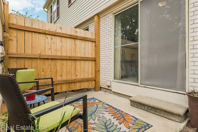 7736 Lake Ridge Drive, Waterford, MI 48327