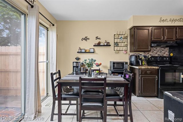 7736 Lake Ridge Drive, Waterford, MI 48327