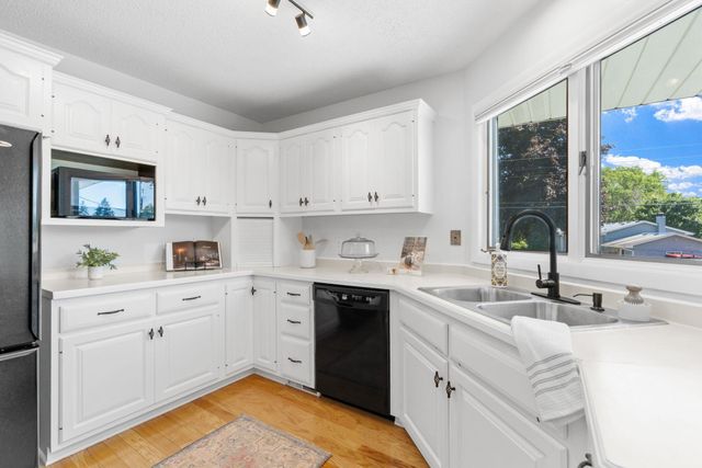 6540 Zealand Avenue N, Brooklyn Park, MN 55428