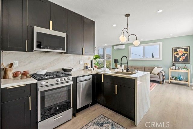 7010 Loyal Trail, Los Angeles, CA 90068