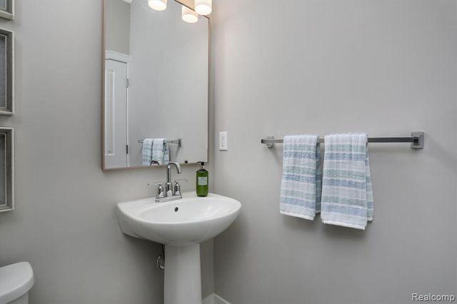 821 Canterbury Ln., Troy, MI 48085