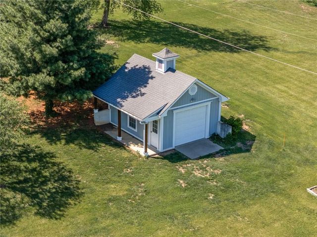 928 E 1279 Road, Lawrence, KS 66047
