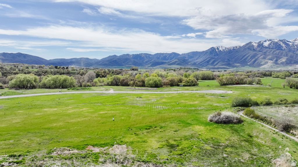 Image 2 of property listing at 918 W 85 S 10, Hyrum, UT 84319