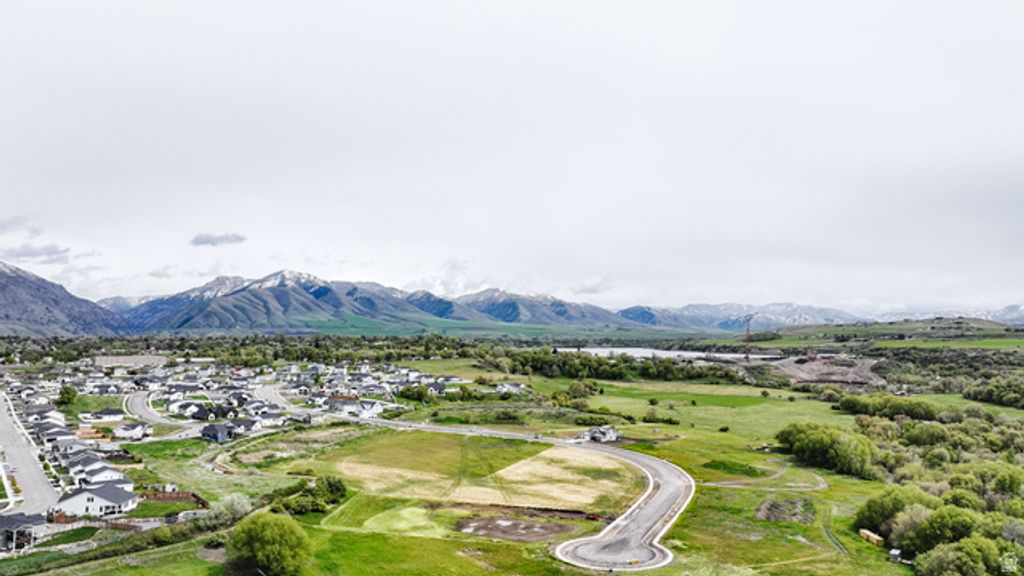 Image 4 of property listing at 918 W 85 S 10, Hyrum, UT 84319