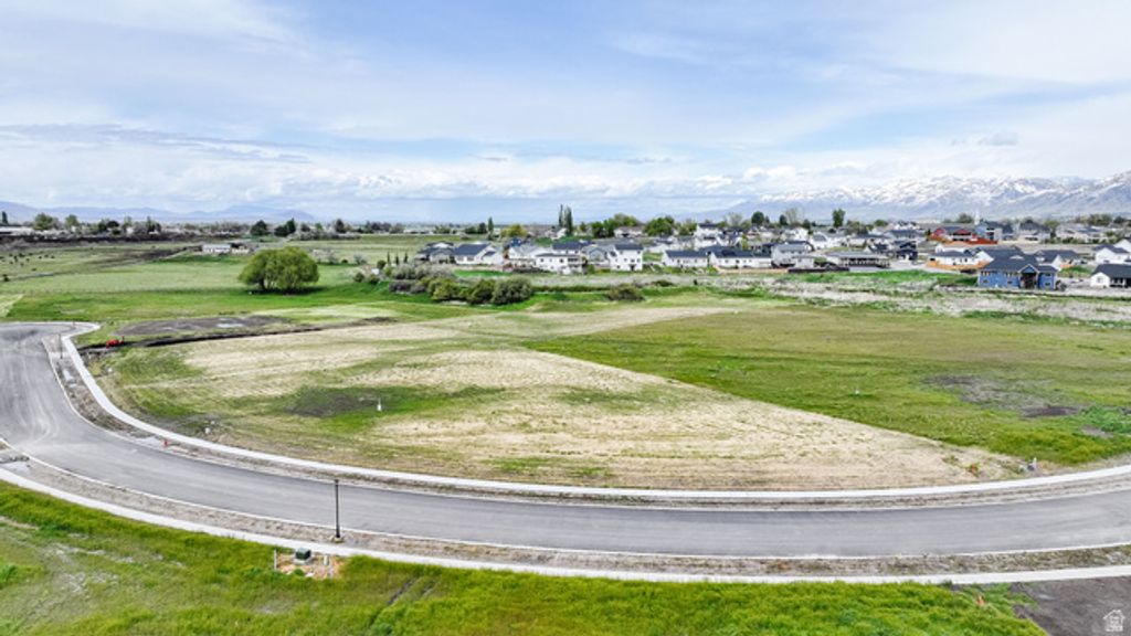 Image 5 of property listing at 918 W 85 S 10, Hyrum, UT 84319