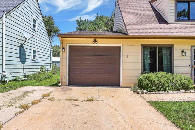 2120 Halls Landing, Manhattan, KS 66502
