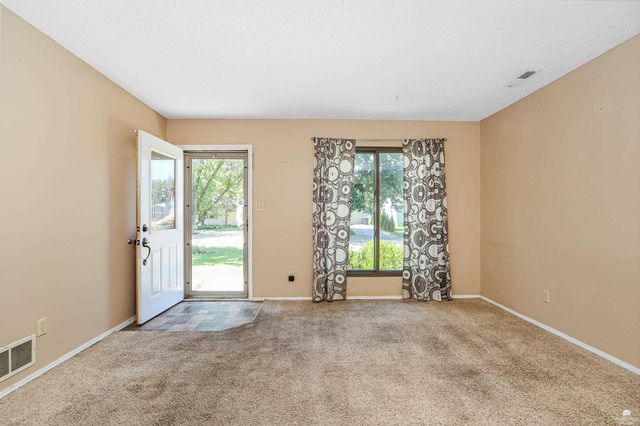 2120 Halls Landing, Manhattan, KS 66502