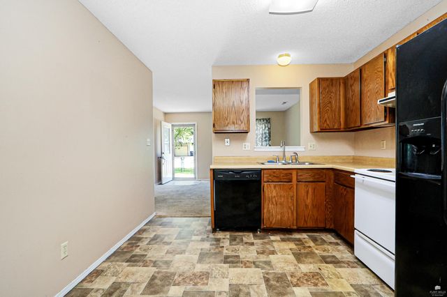 2120 Halls Landing, Manhattan, KS 66502