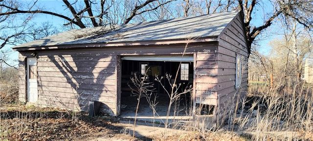 1001 N Main Street, Yates Center, KS 66783