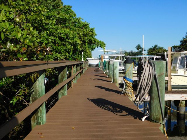 737 Hummingbird Way 16, North Palm Beach, FL 33408