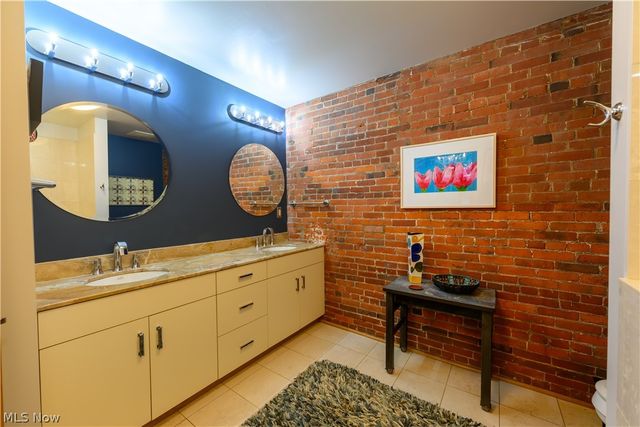 635 W Lakeside Avenue, Cleveland, OH 44113