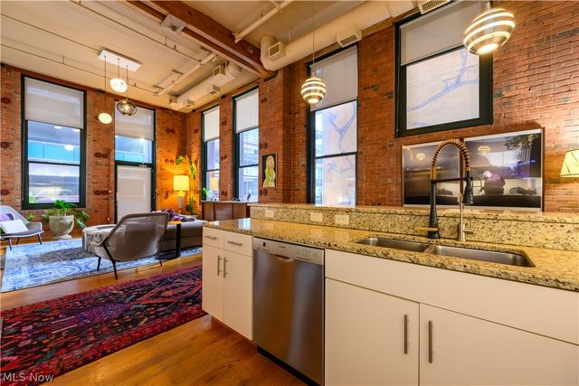 635 W Lakeside Avenue, Cleveland, OH 44113