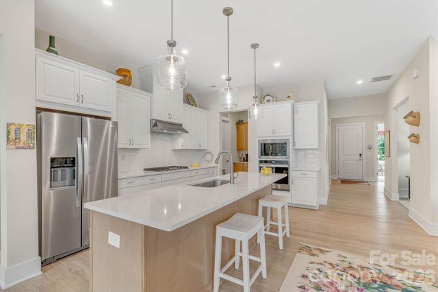 8025 Brookbank Drive, Charlotte, NC 28269