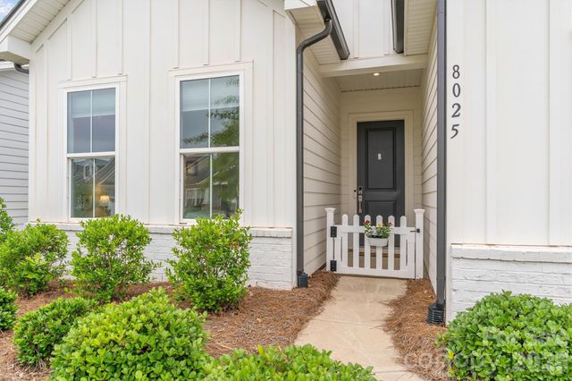 8025 Brookbank Drive, Charlotte, NC 28269