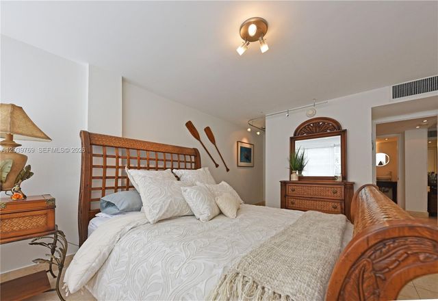 2016 Bay Dr 201, Miami Beach, FL 33141