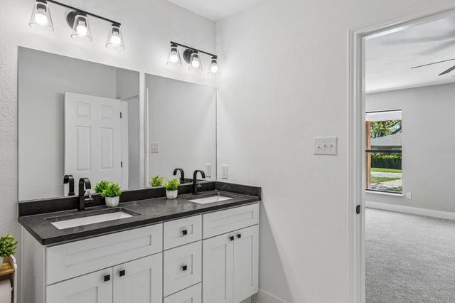 104 W 2nd Street, Waxahachie, TX 75165