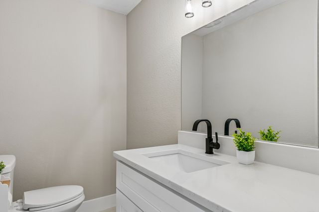 104 W 2nd Street, Waxahachie, TX 75165