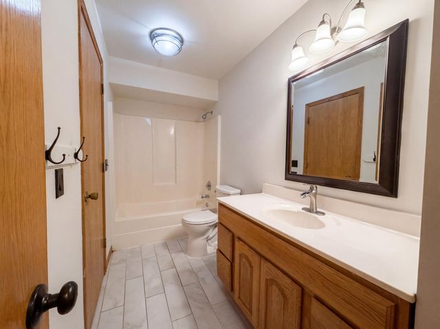 6475 Grandview Drive, Eden Prairie, MN 55346