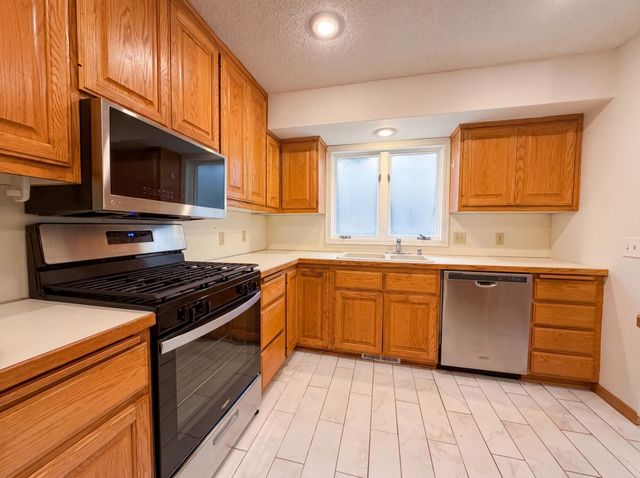 6475 Grandview Drive, Eden Prairie, MN 55346