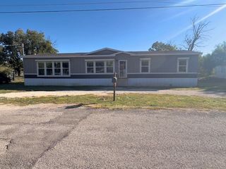 705 W Pierce Street, Winters, TX 79567