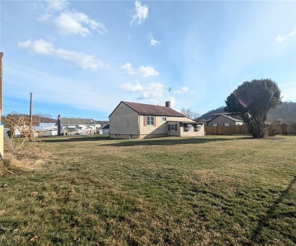 34 Main St, Clarksville, PA 15322