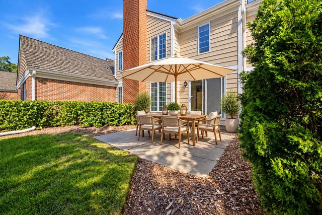 1393 Shire Circle 2, Inverness, IL 60067