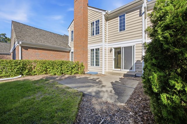 1393 Shire Circle 2, Inverness, IL 60067