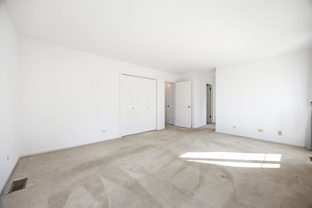 1393 Shire Circle 2, Inverness, IL 60067