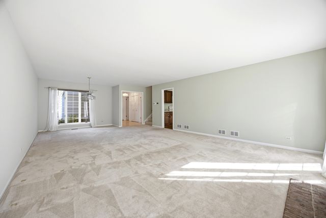 1393 Shire Circle 2, Inverness, IL 60067