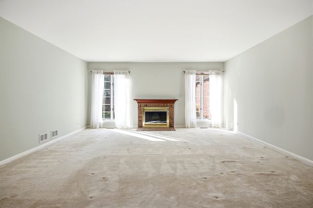 1393 Shire Circle 2, Inverness, IL 60067