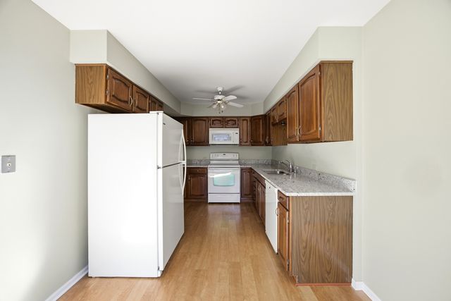 1393 Shire Circle 2, Inverness, IL 60067
