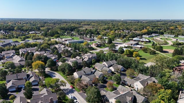 1393 Shire Circle 2, Inverness, IL 60067