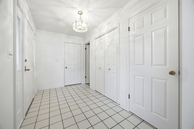 1393 Shire Circle 2, Inverness, IL 60067
