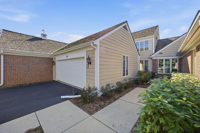 1393 Shire Circle 2, Inverness, IL 60067