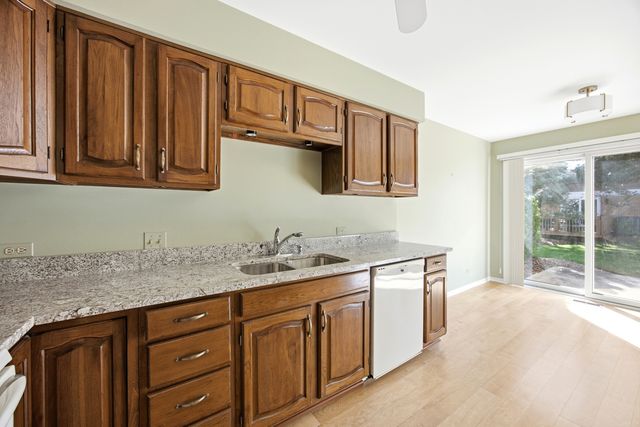 1393 Shire Circle 2, Inverness, IL 60067