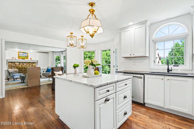 6903 Chartwell Ct, Louisville, KY 40241