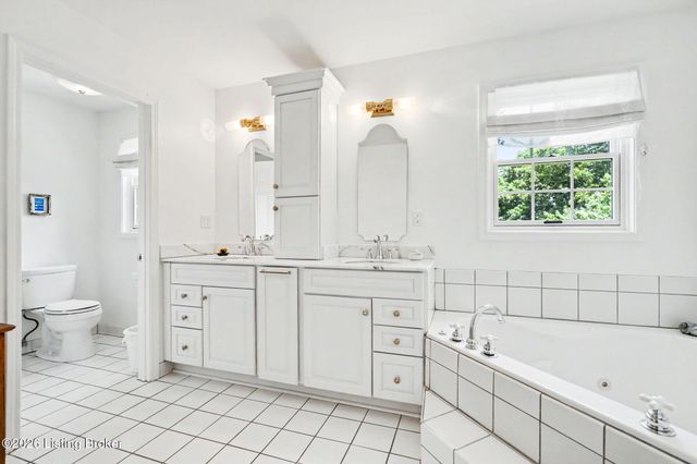 6903 Chartwell Ct, Louisville, KY 40241
