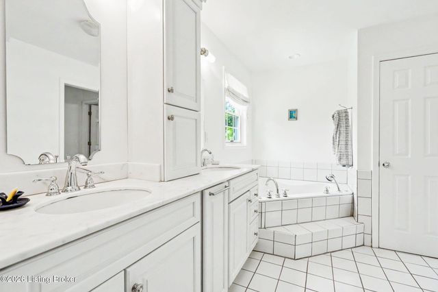 6903 Chartwell Ct, Louisville, KY 40241