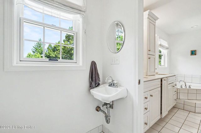 6903 Chartwell Ct, Louisville, KY 40241