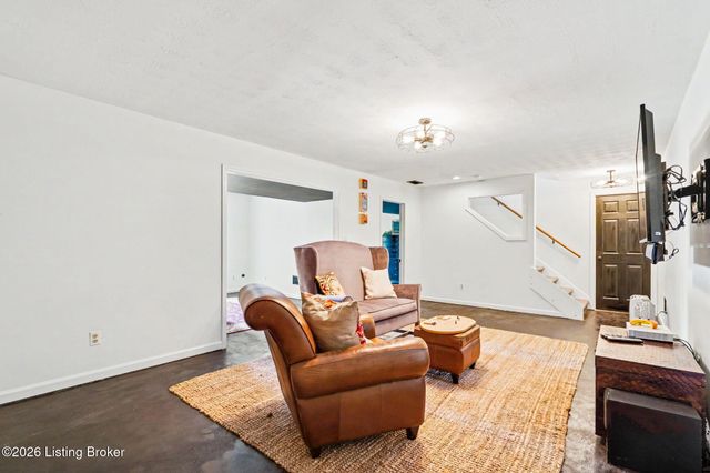 6903 Chartwell Ct, Louisville, KY 40241