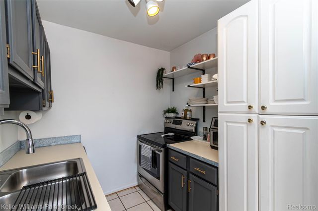 17437 Utica Oaks Lane, Roseville, MI 48066