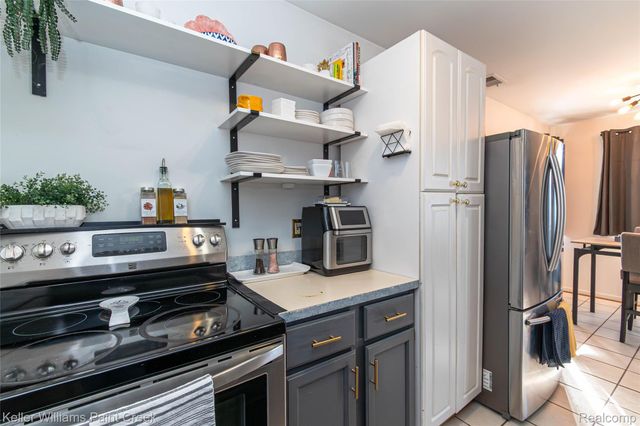 17437 Utica Oaks Lane, Roseville, MI 48066