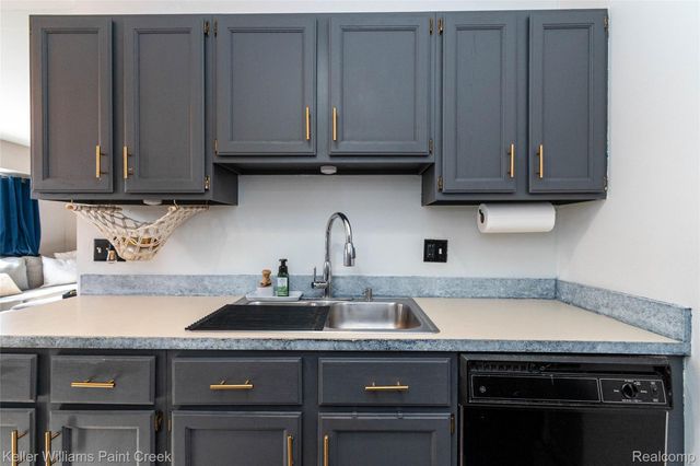 17437 Utica Oaks Lane, Roseville, MI 48066