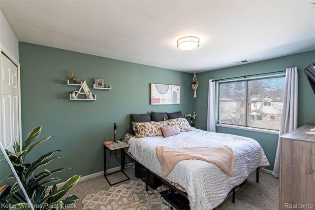 17437 Utica Oaks Lane, Roseville, MI 48066