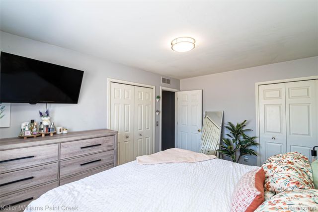 17437 Utica Oaks Lane, Roseville, MI 48066