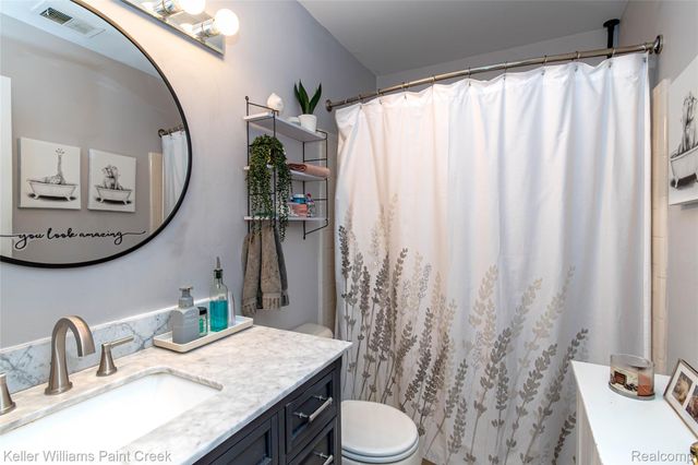 17437 Utica Oaks Lane, Roseville, MI 48066